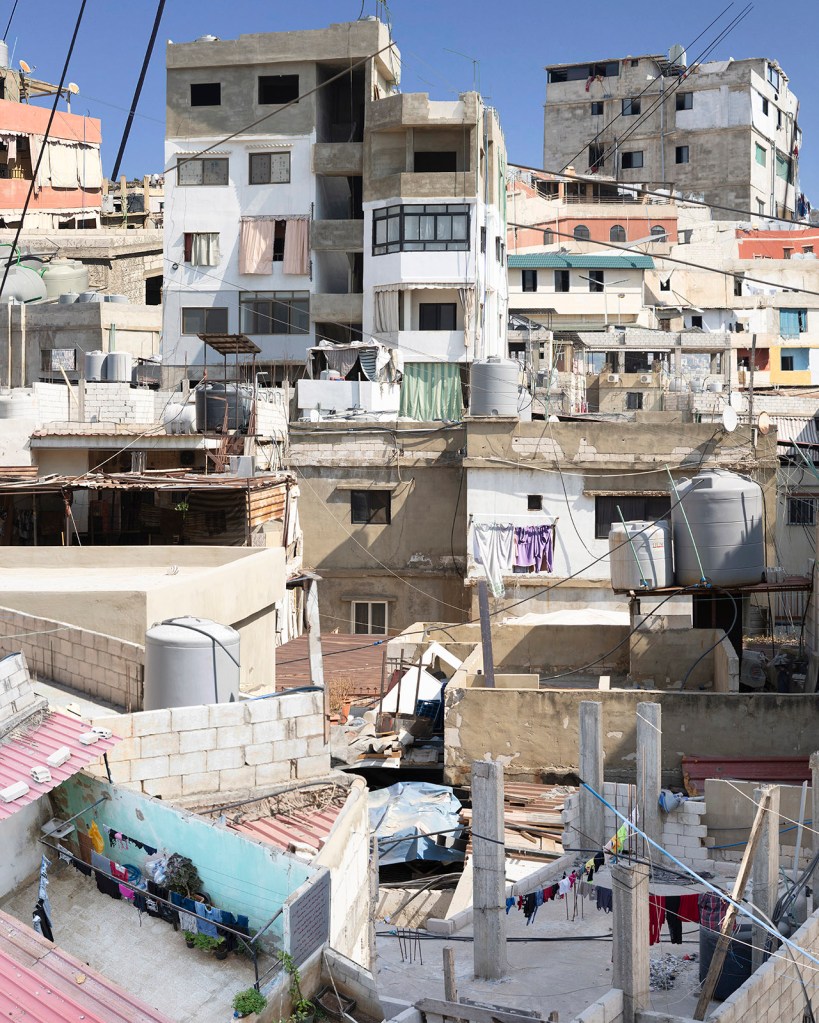 Häusercollage aus einem Geflüchtetenviertel in Beirut, Libanon. Collage von Sonja Schweiger aus der Serie "Ein Leben zusammensetzen"